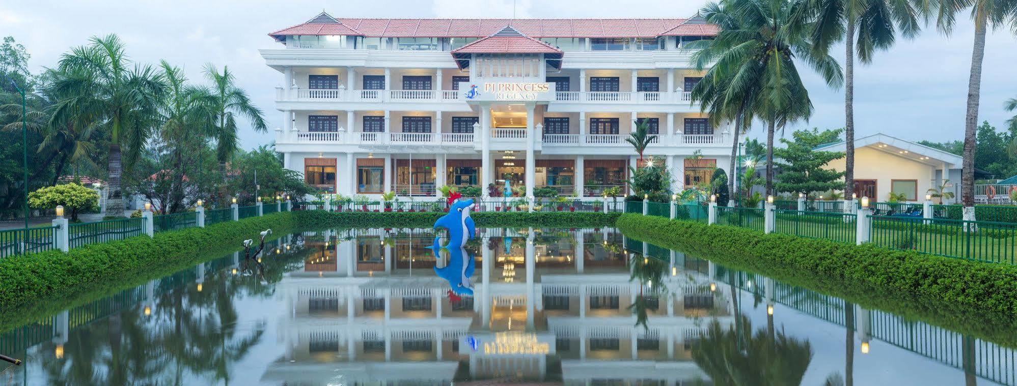 Rustic Leisures Llp Hotel Kochi Exterior photo