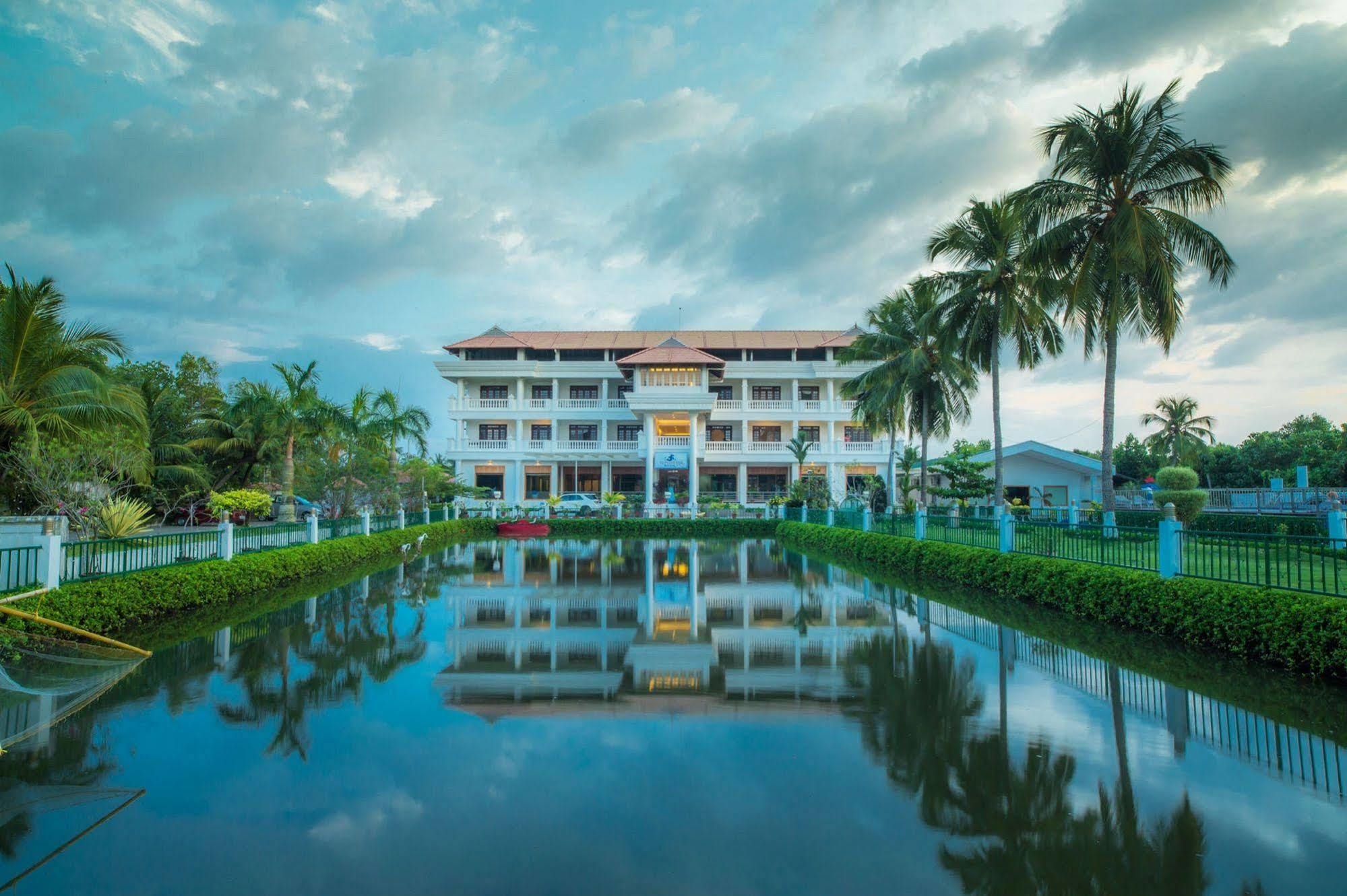 Rustic Leisures Llp Hotel Kochi Exterior photo